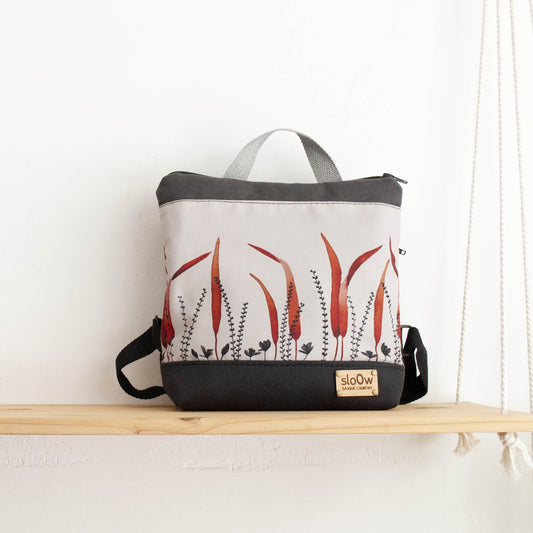 Mochila cuadrada sloOw de Hierbas rojas con negro y gris