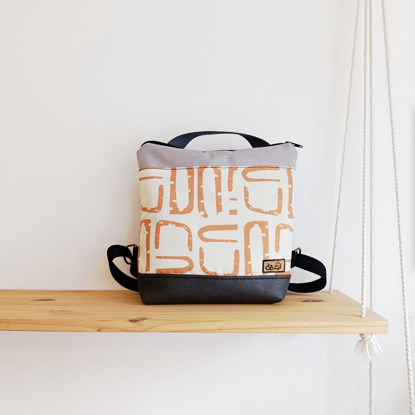 Mochila cuadrada con tela de Formas orgánicas naranjas y juego de grises