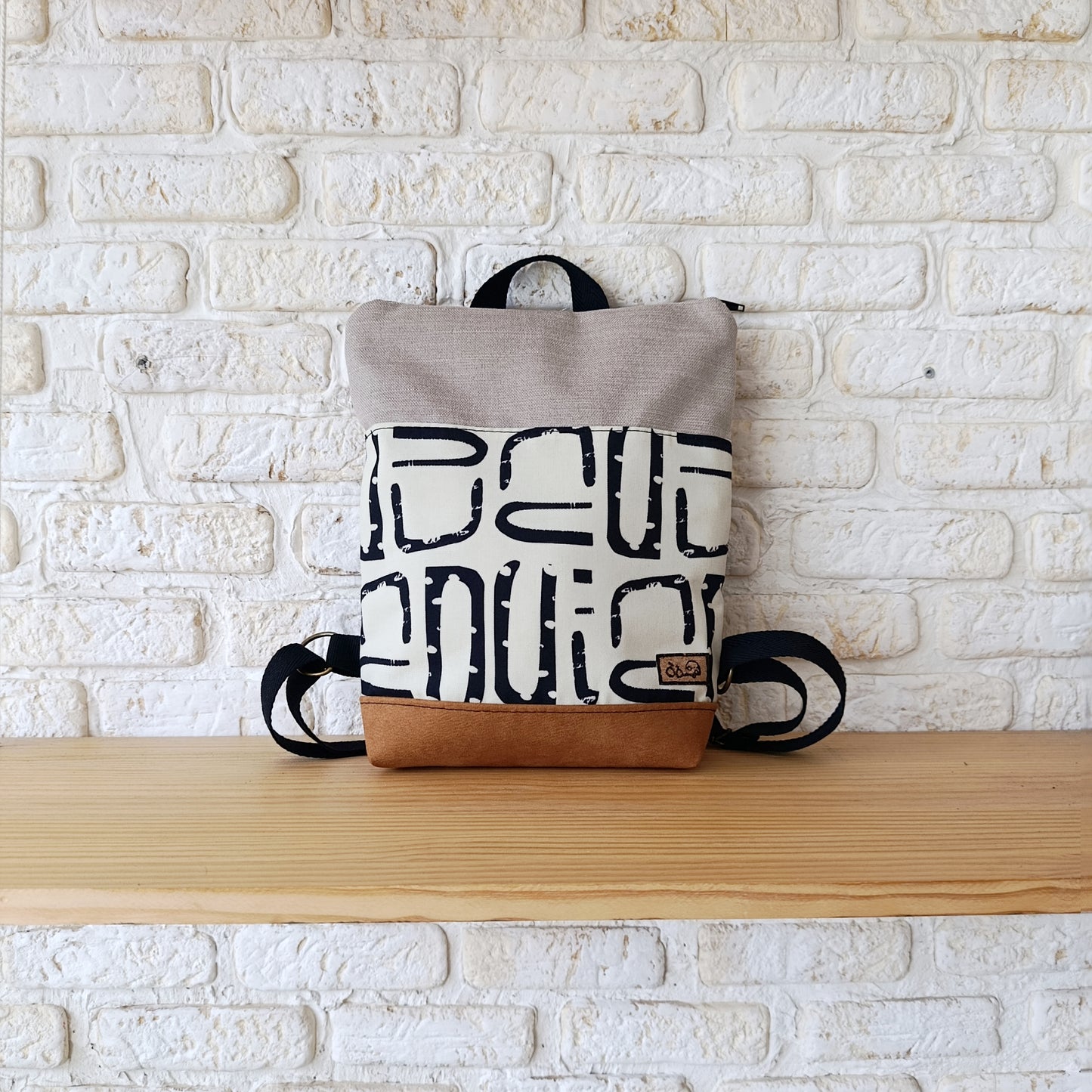 Mochila alta con formas orgánicas, camel y beige