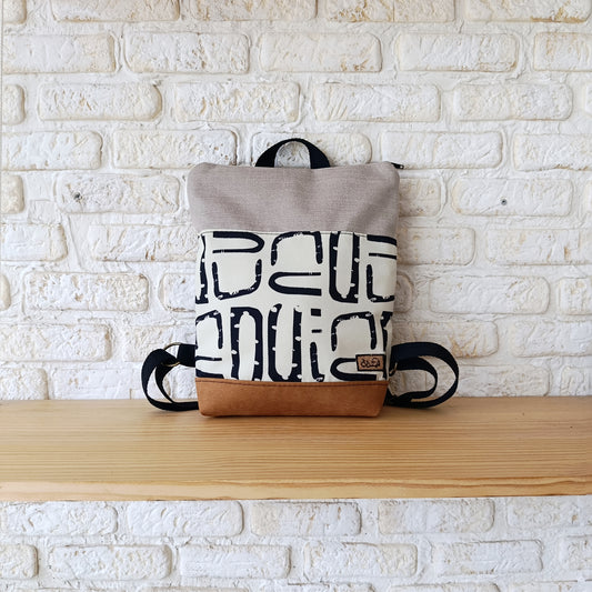 Mochila alta con formas orgánicas, camel y beige