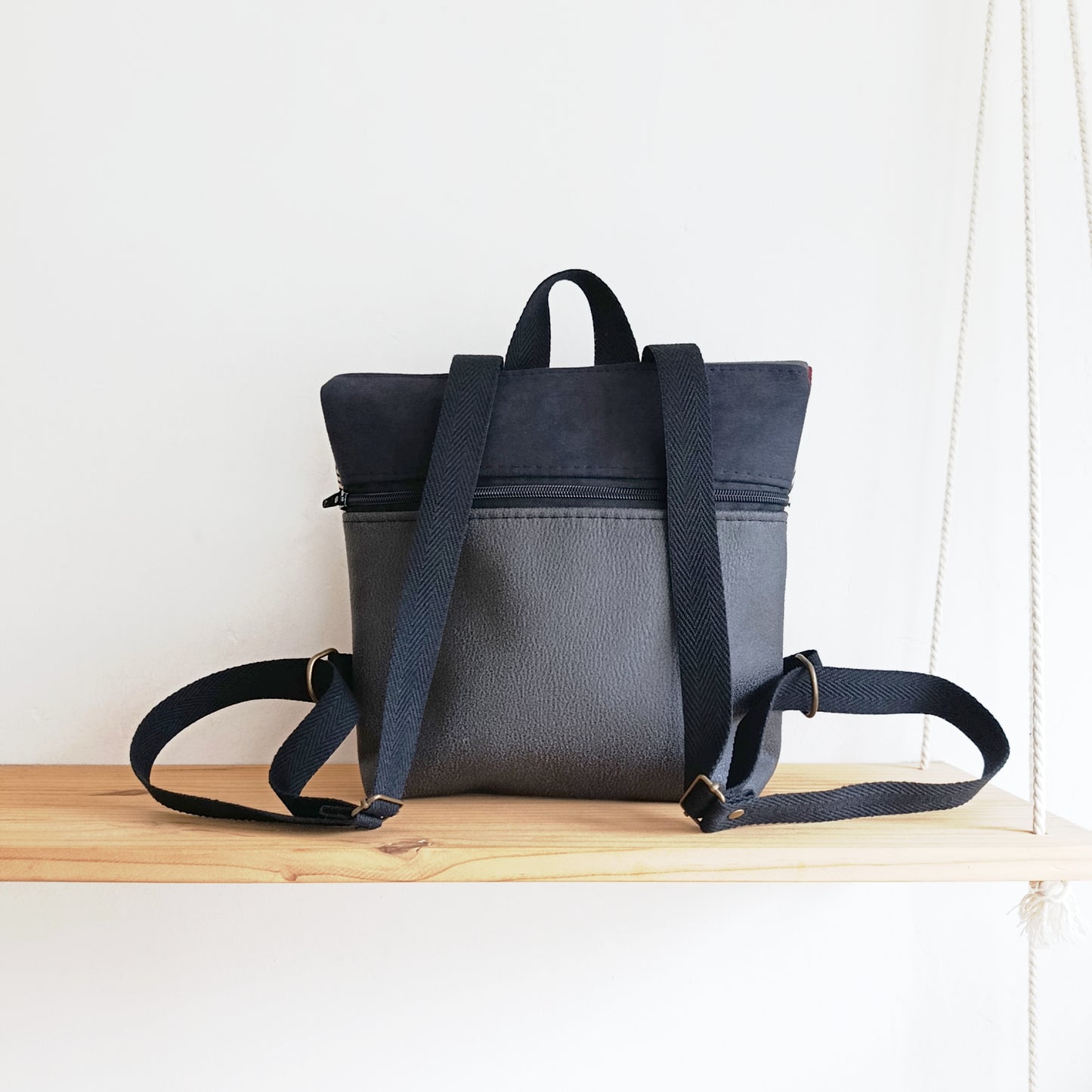 Mochila de solapa con ondas blanco y negro, granate y gris