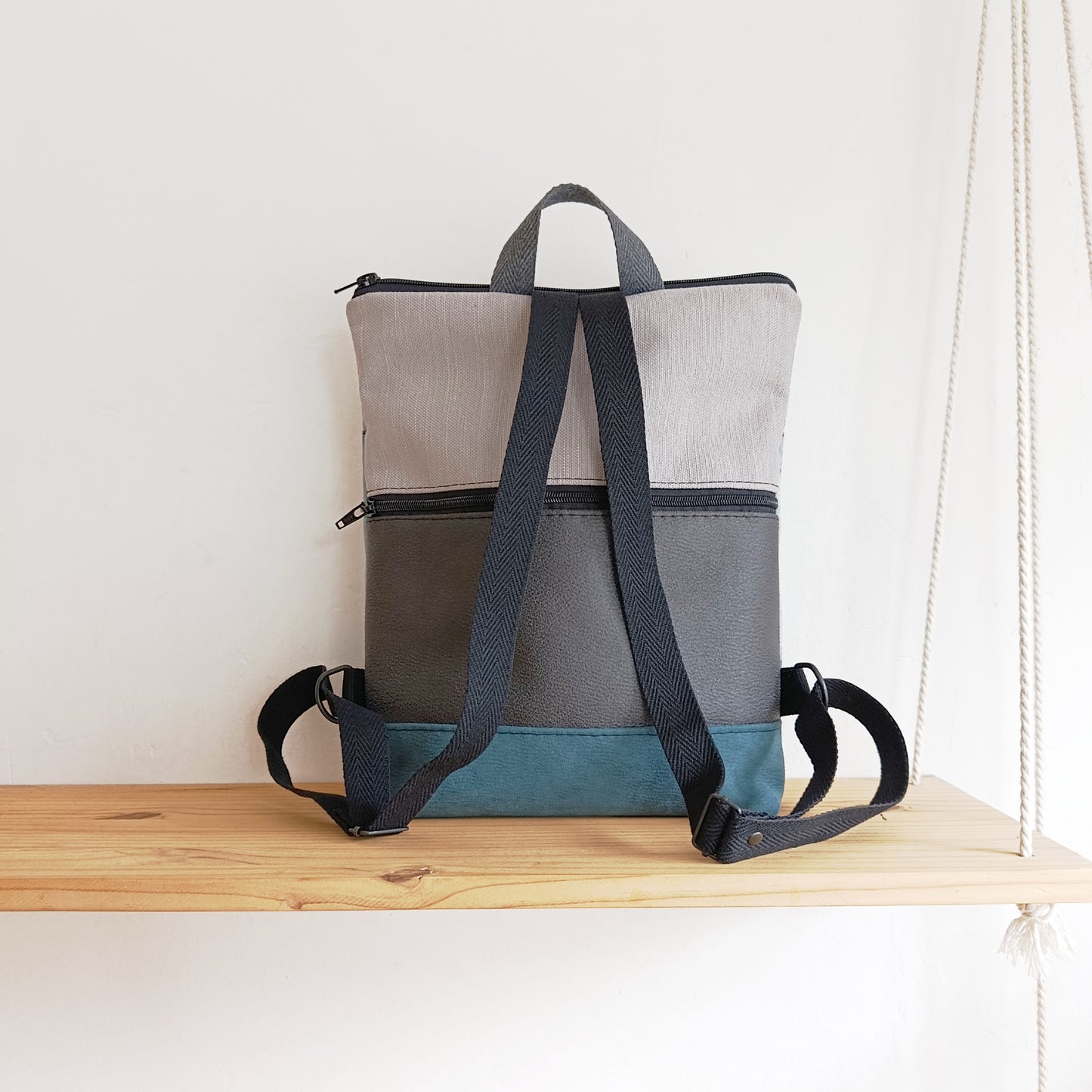Mochila alta sloOw. Flor azul con base azul y gris claro
