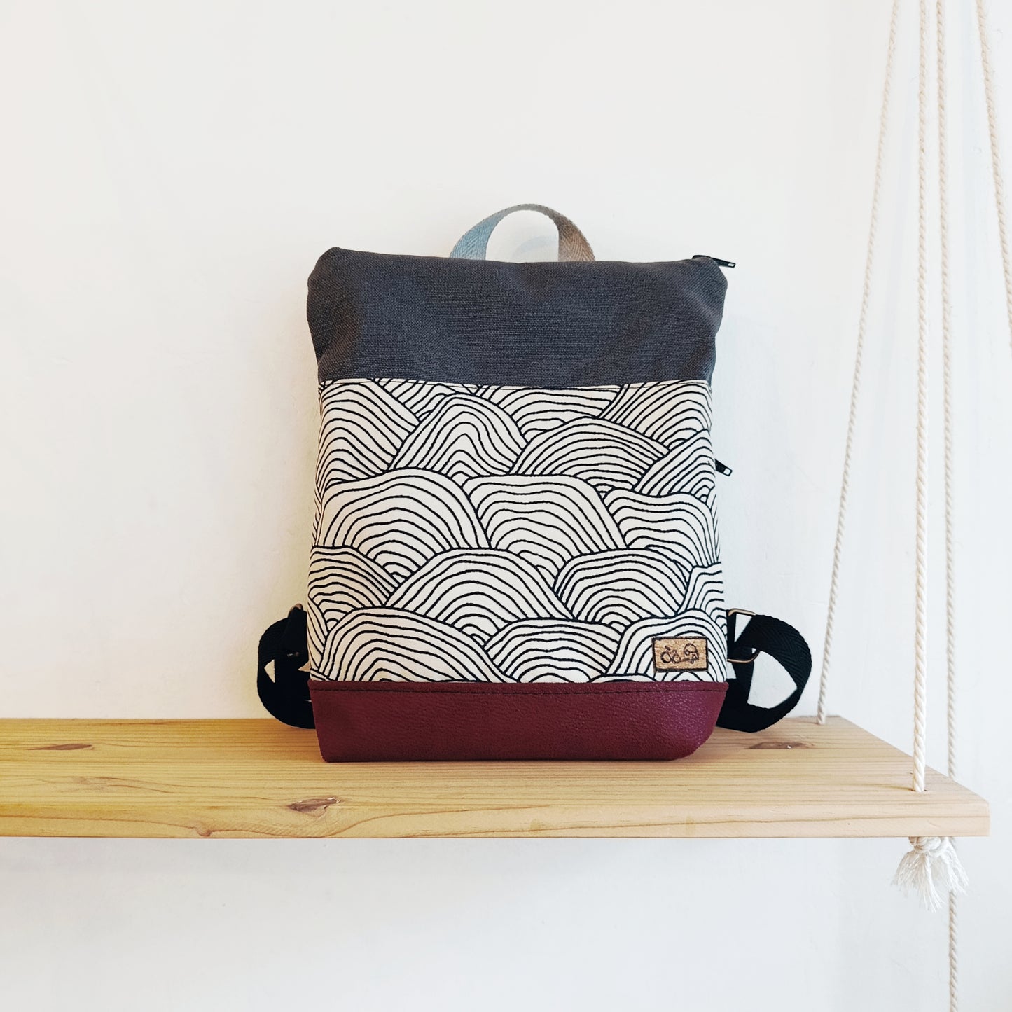 Mochila alta con tela de ondas, granate y gris oscuro