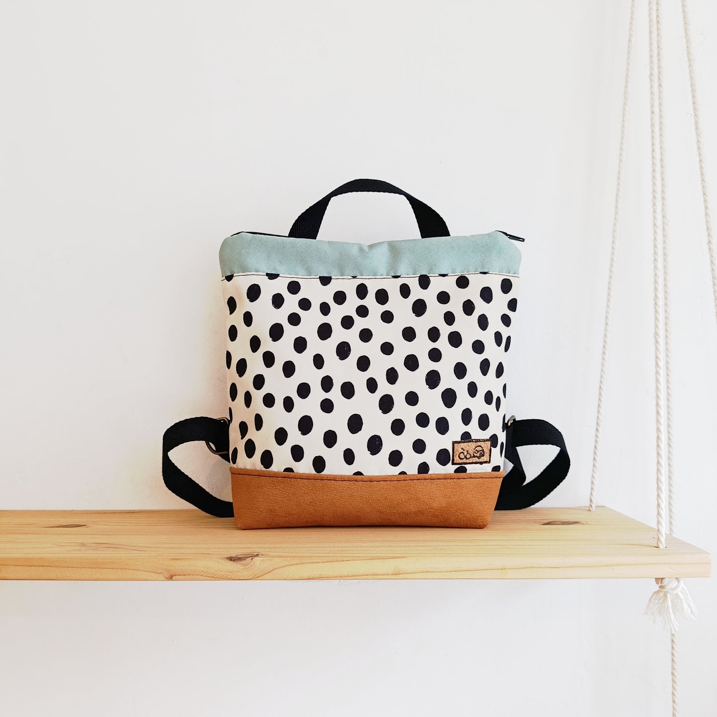 Mochila cuadrada con tela de Puntitos, camel y azul