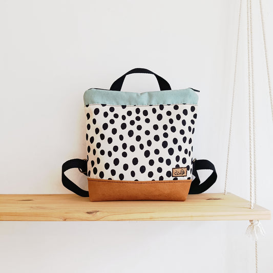 Mochila cuadrada con tela de Puntitos, camel y azul