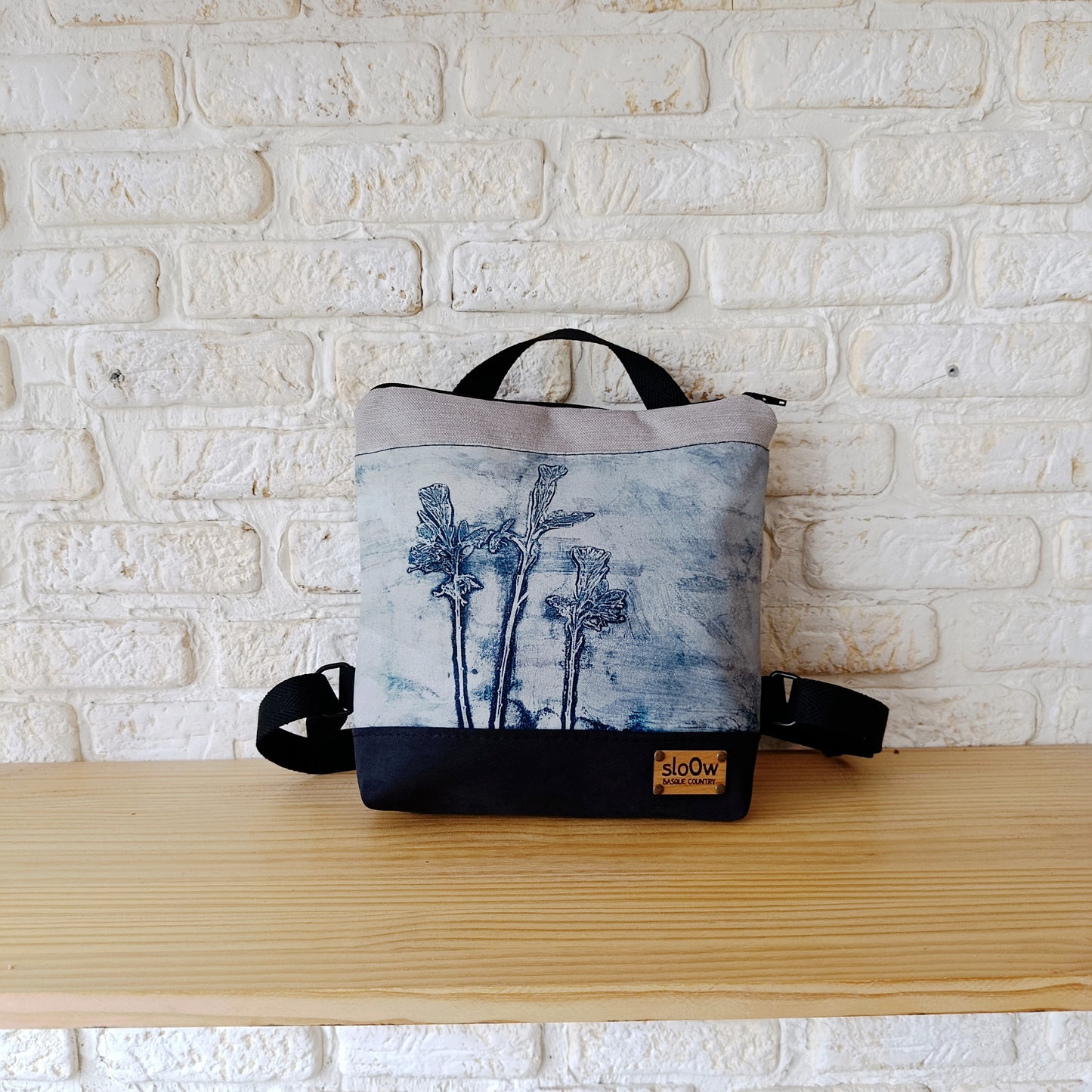 Mochila cuadrada sloOw. Flor azul con negro y gris claro