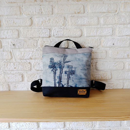 Mochila cuadrada sloOw. Flor azul con negro y gris claro