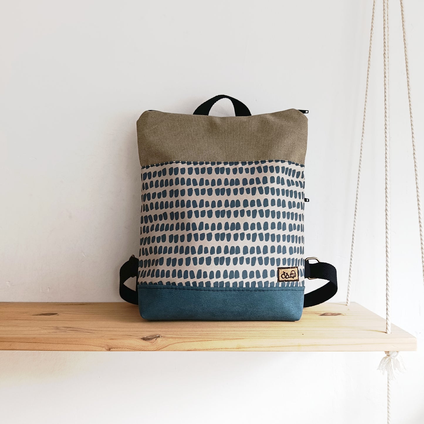 Mochila alta con huellitas azules, kaki y azul