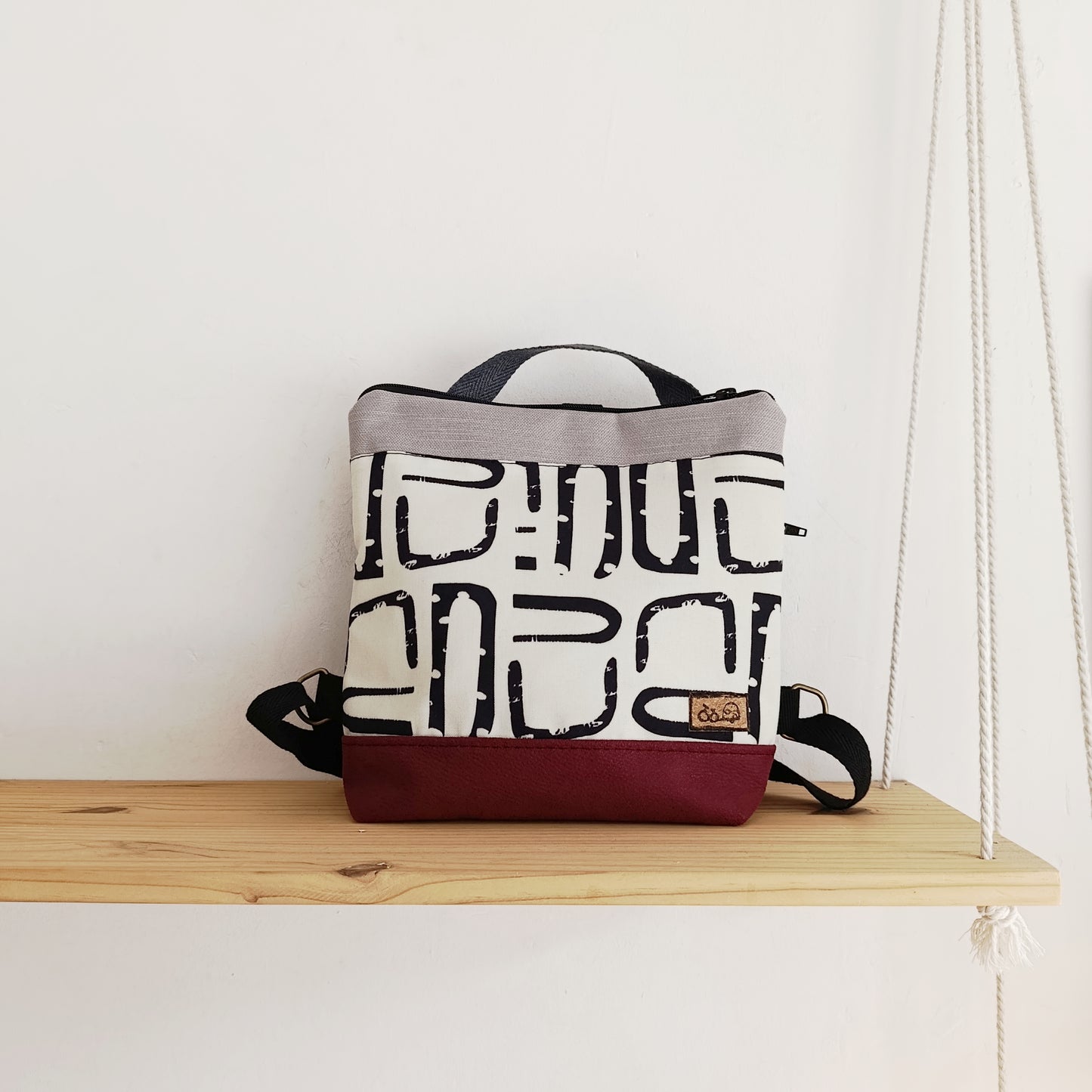 Mochila cuadrada con formas orgánicas, granate y gris