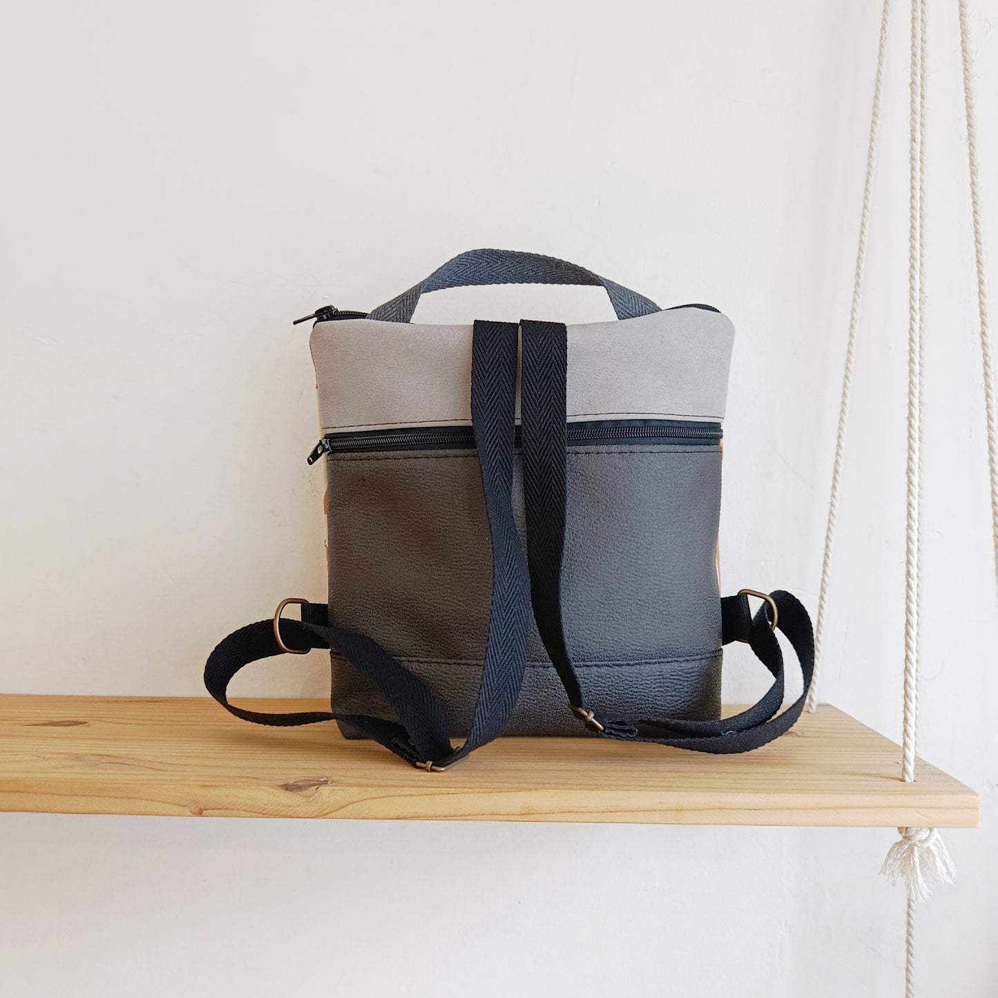 Mochila cuadrada con tela de Formas orgánicas naranjas y juego de grises
