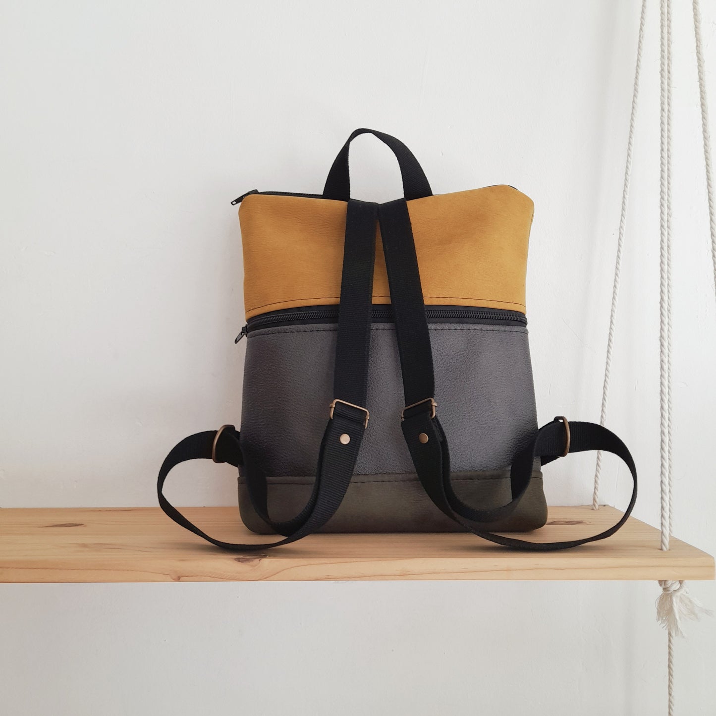 Mochila alta con círculos grandes, verde y mostaza