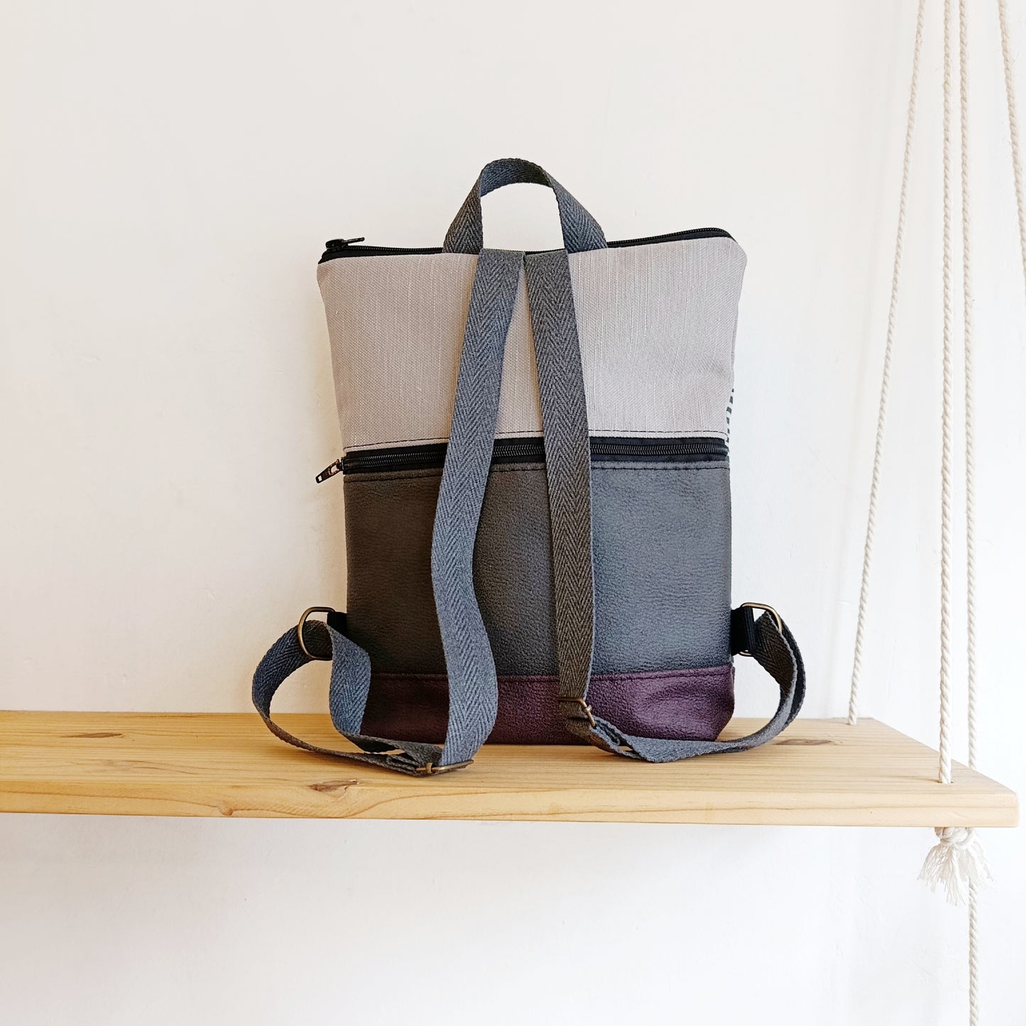 Mochila alta con tela de arbolitos azules, gris y morado