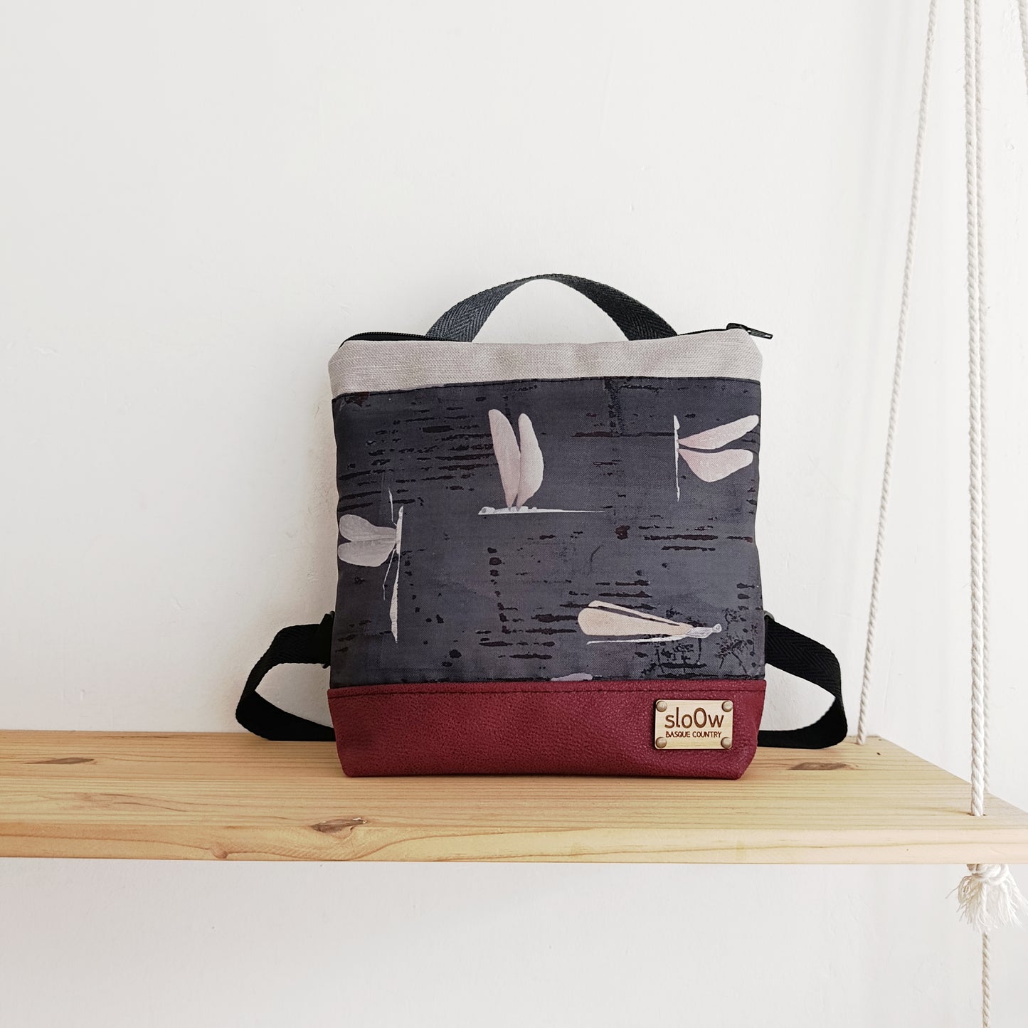 Mochila cuadrada sloOw. Libélulas fondo oscuro, granate y gris claro