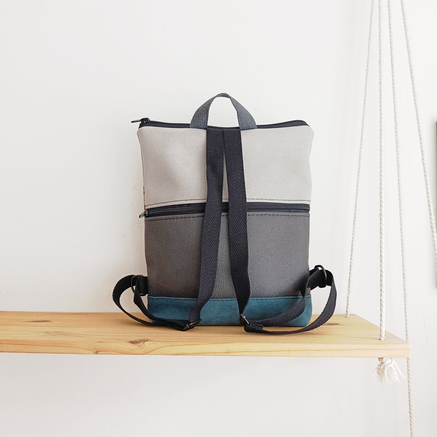 Mochila alta sloOw. Líneas verticales y azul