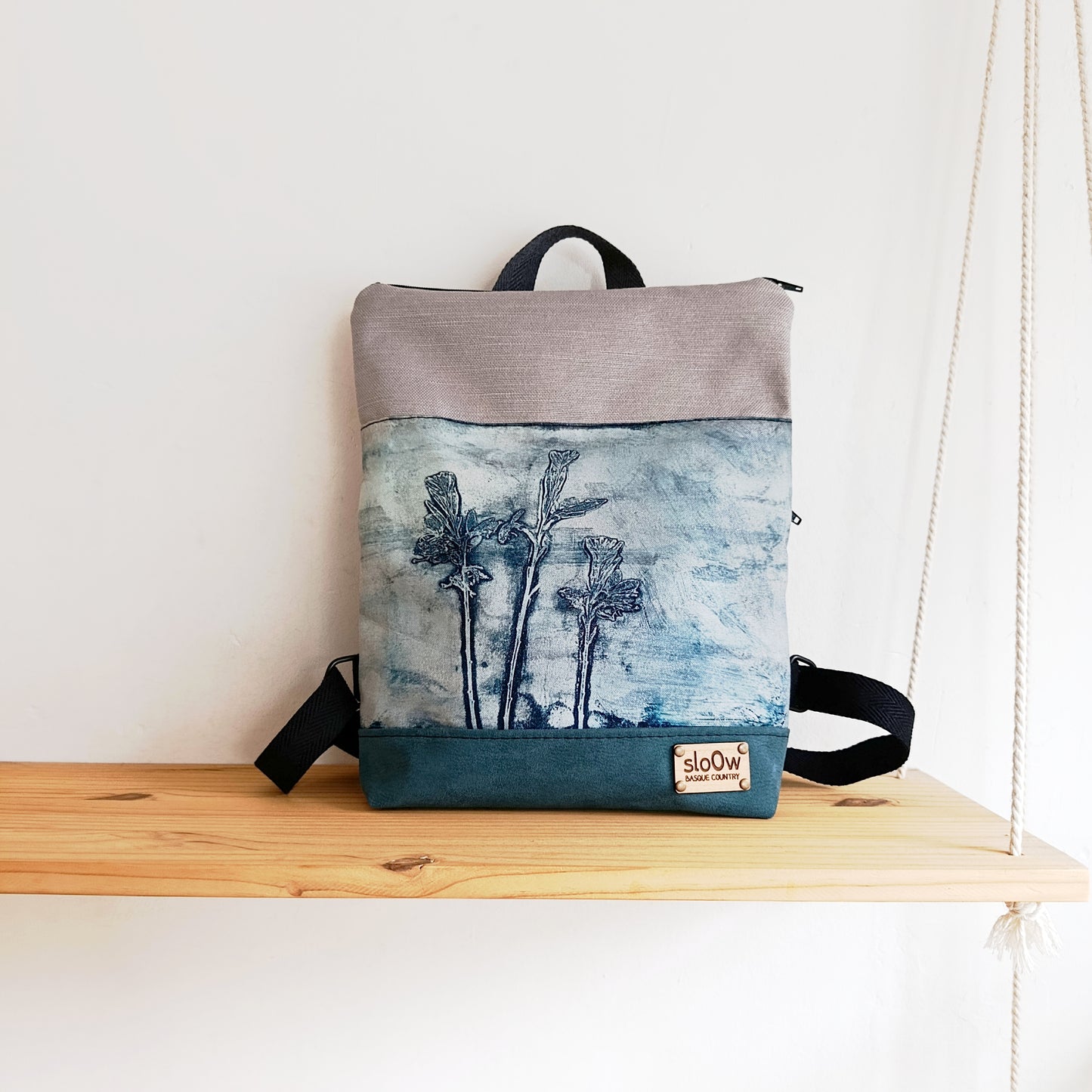 Mochila alta sloOw. Flor azul con base azul y gris claro