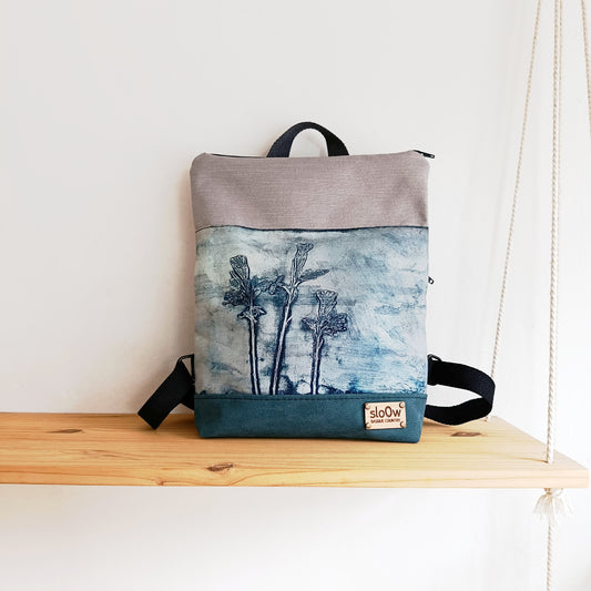 Mochila alta sloOw. Flor azul con base azul y gris claro