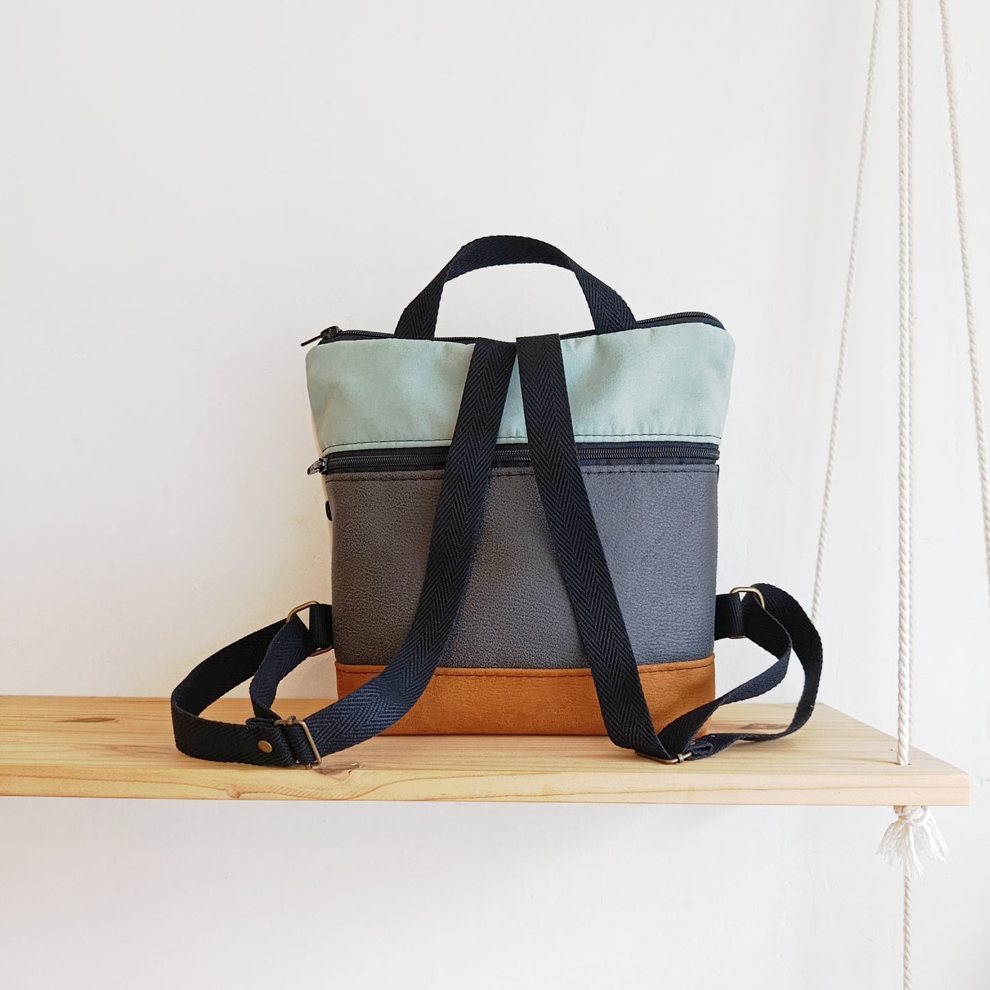 Mochila cuadrada con tela de Puntitos, camel y azul