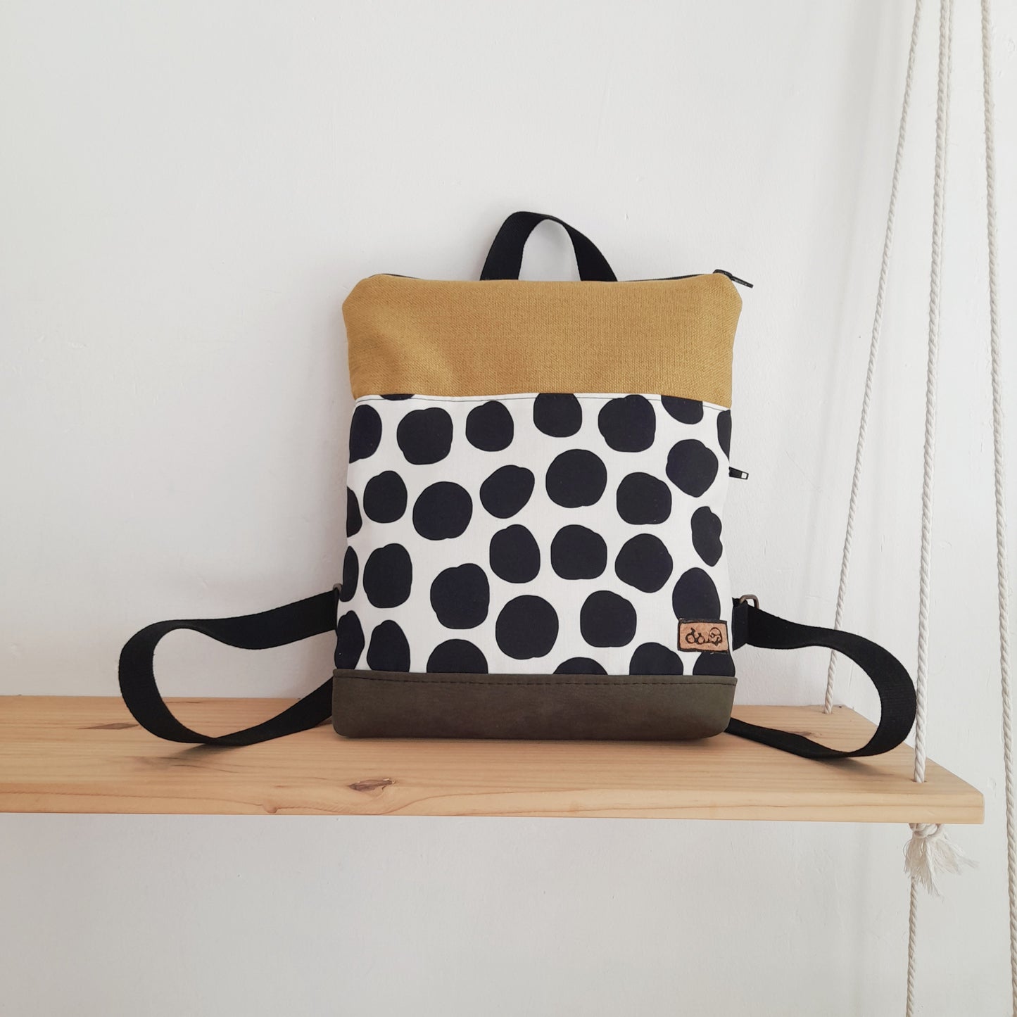 Mochila alta con círculos grandes, verde y mostaza