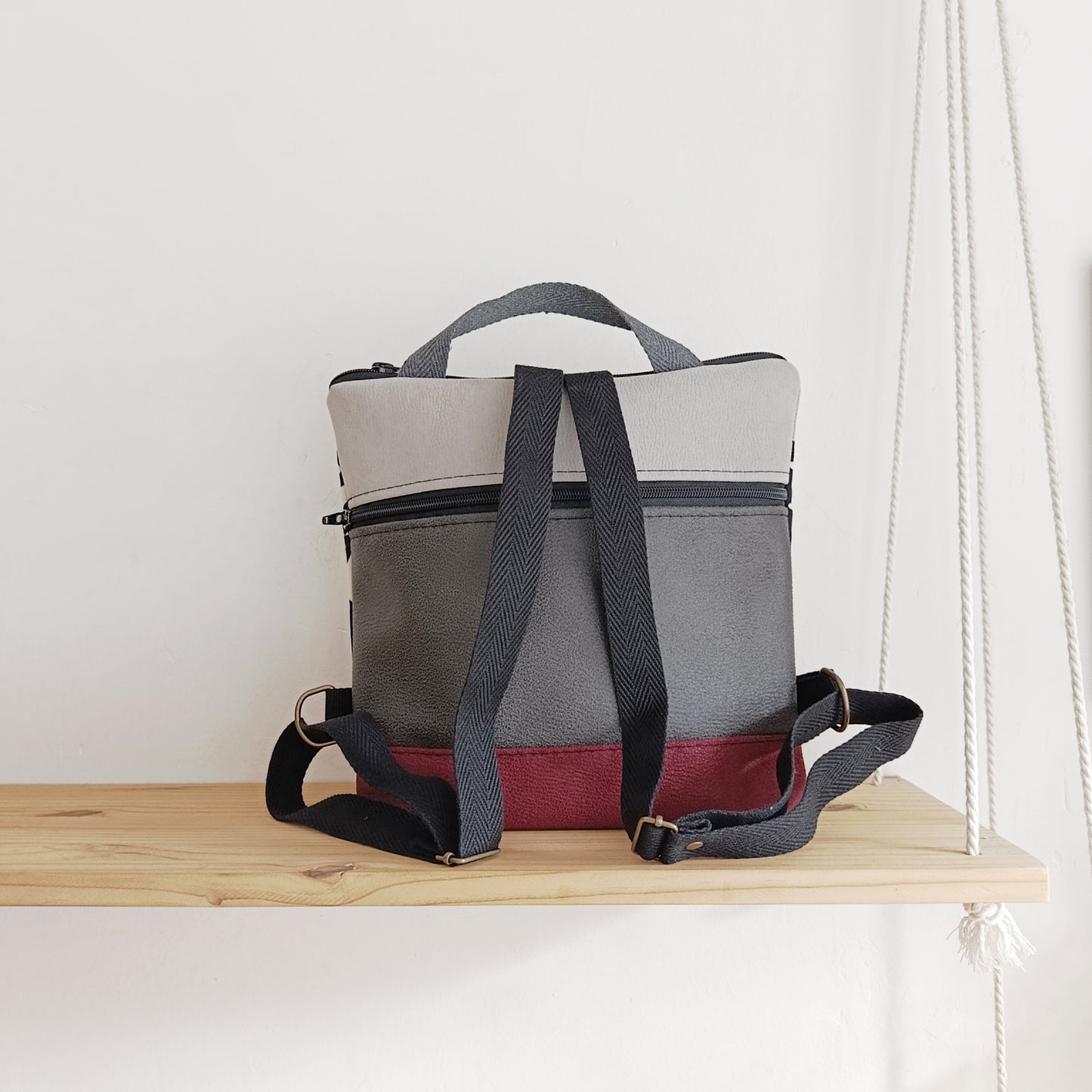 Mochila cuadrada con formas orgánicas, granate y gris