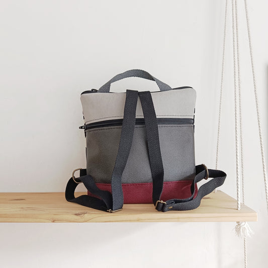 Mochila cuadrada con formas orgánicas, granate y gris