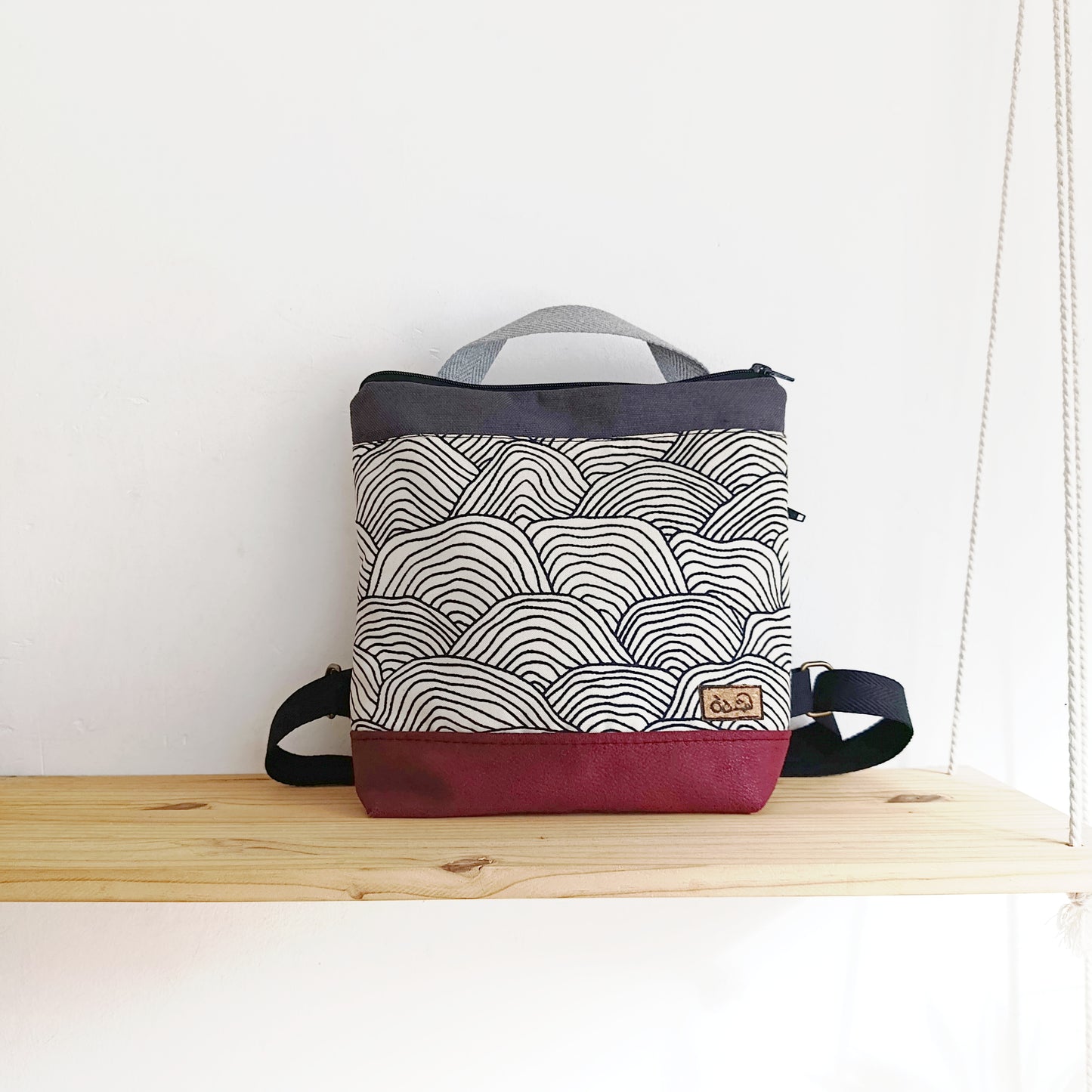 Mochila cuadrada de ondas, granate y gris oscuro