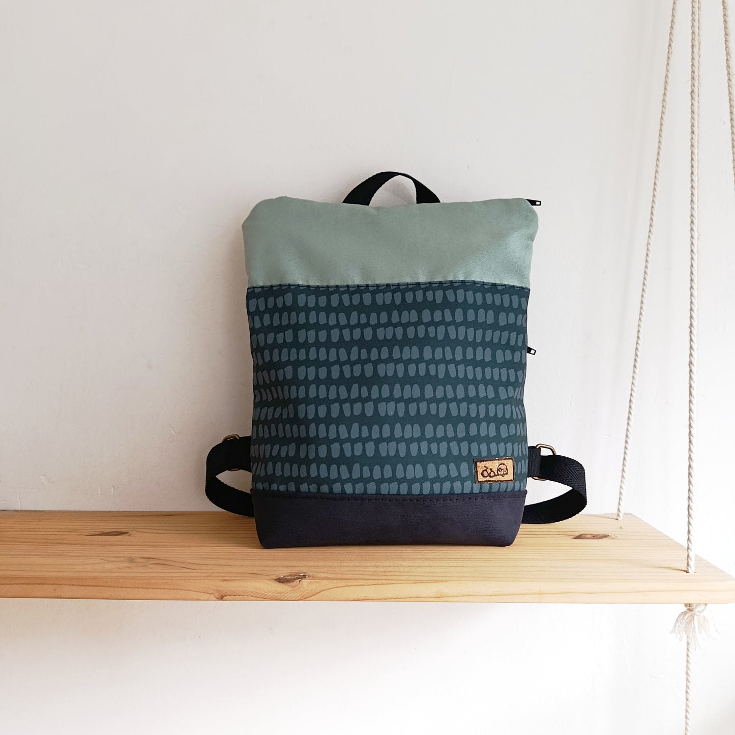 Mochila alta con huellitas turquesas, negro y azul